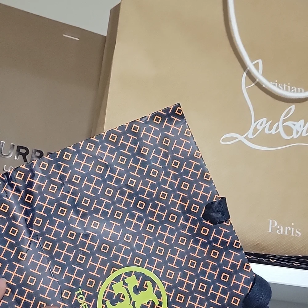 Authentic items - Picture 2 of 2